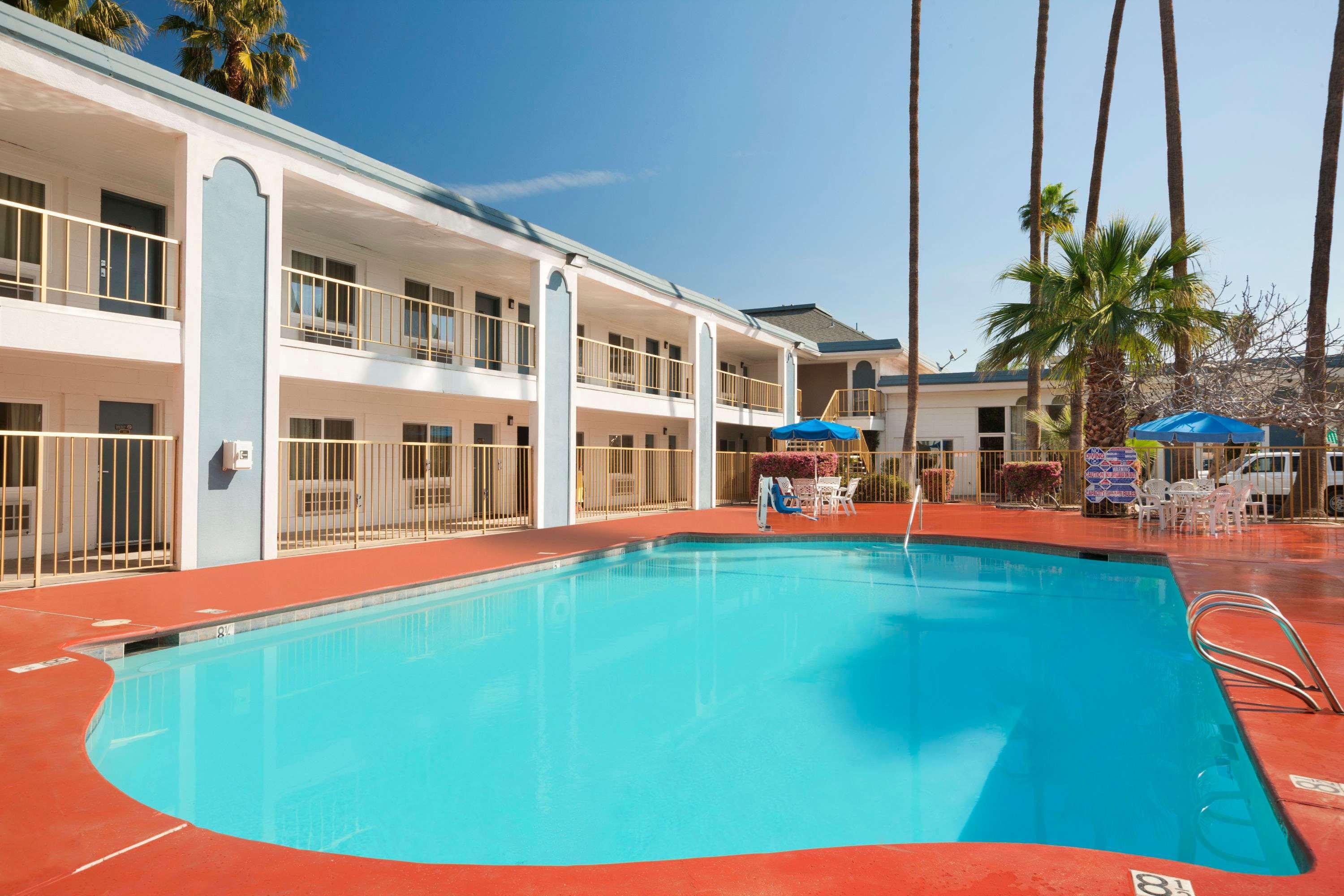 Travelodge By Wyndham Bakersfield Exterior photo