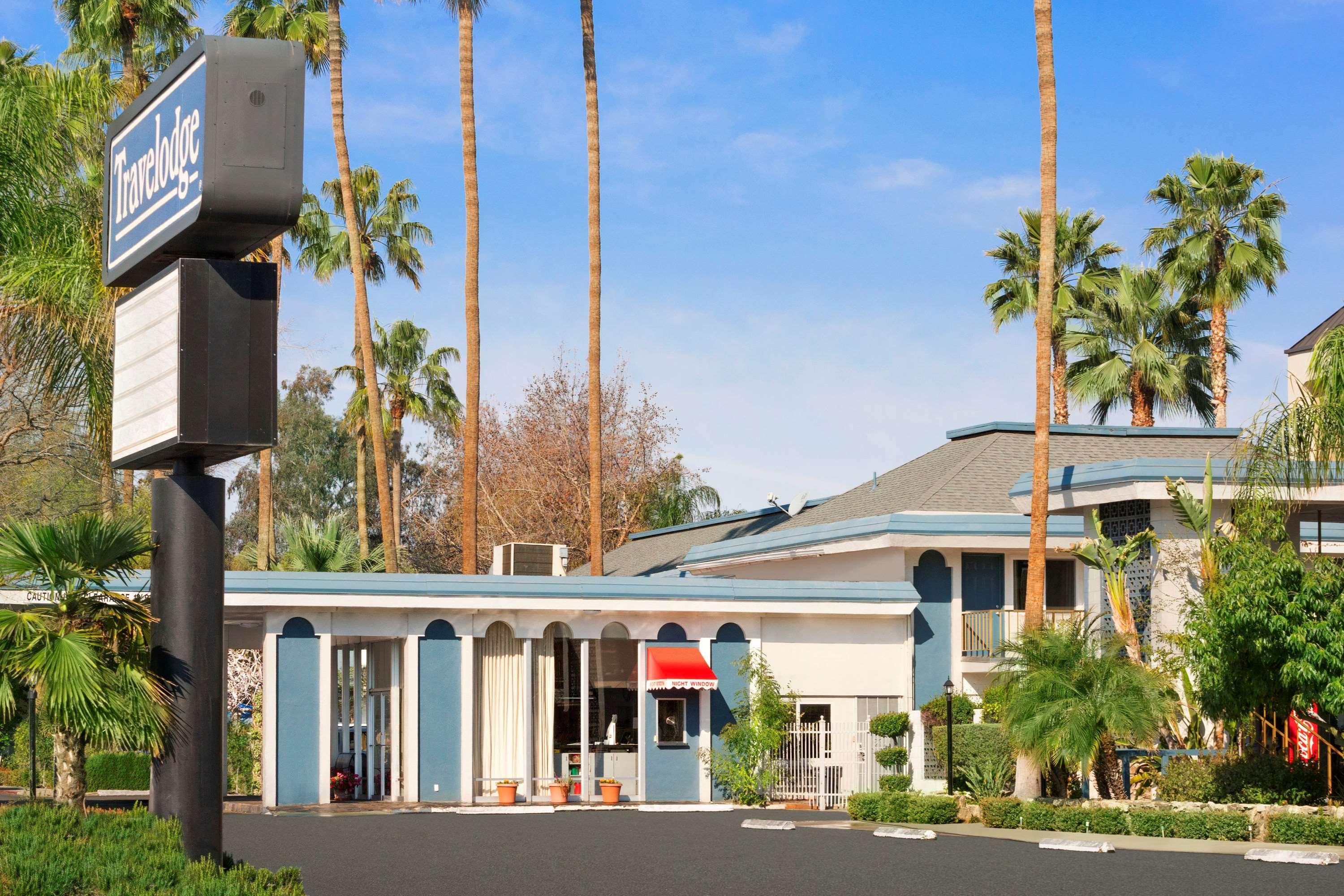 Travelodge By Wyndham Bakersfield Exterior photo